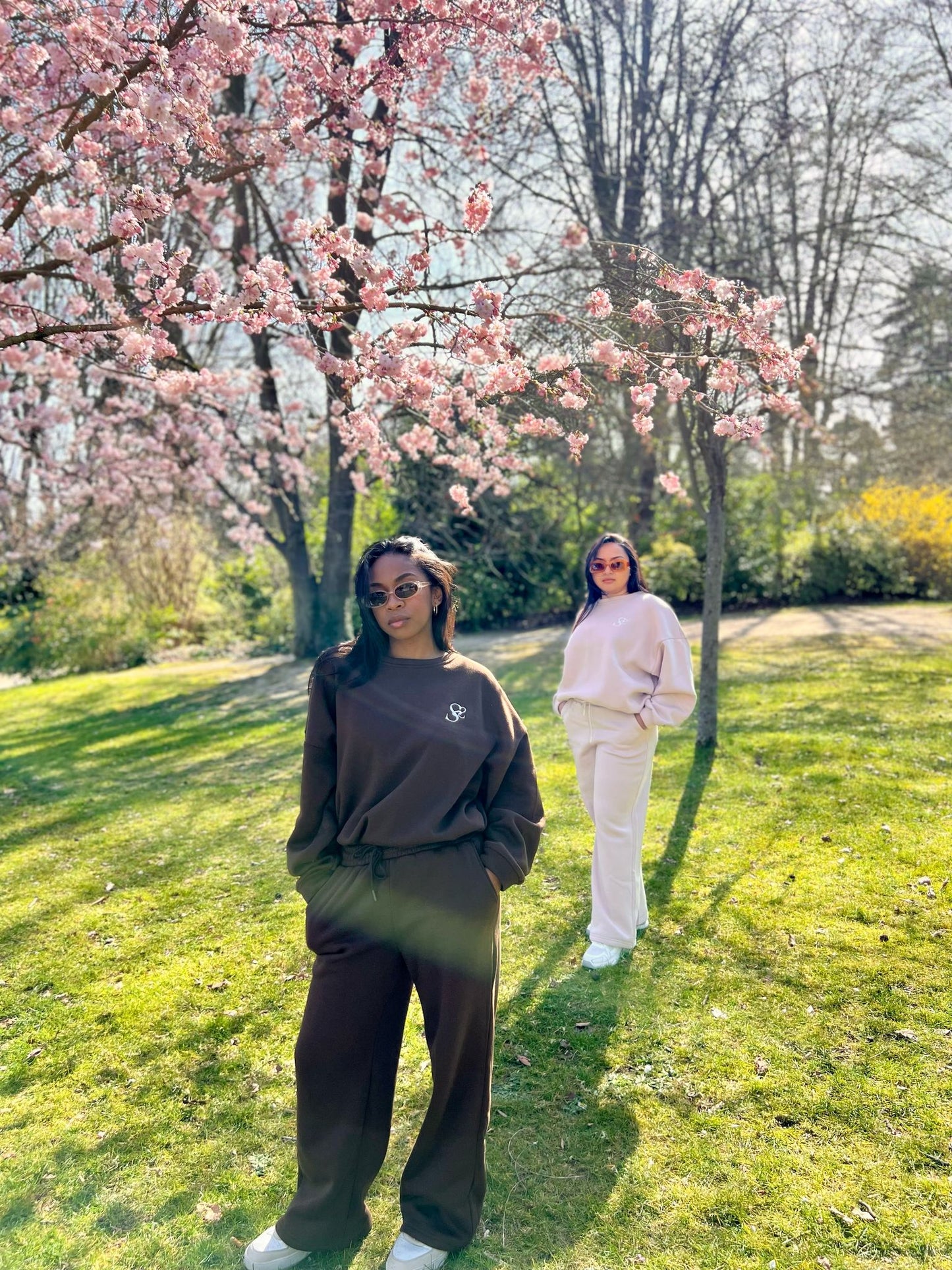 Ensemble de sweat sans capuche avec un jogging coupe ample de couleur marron et beige