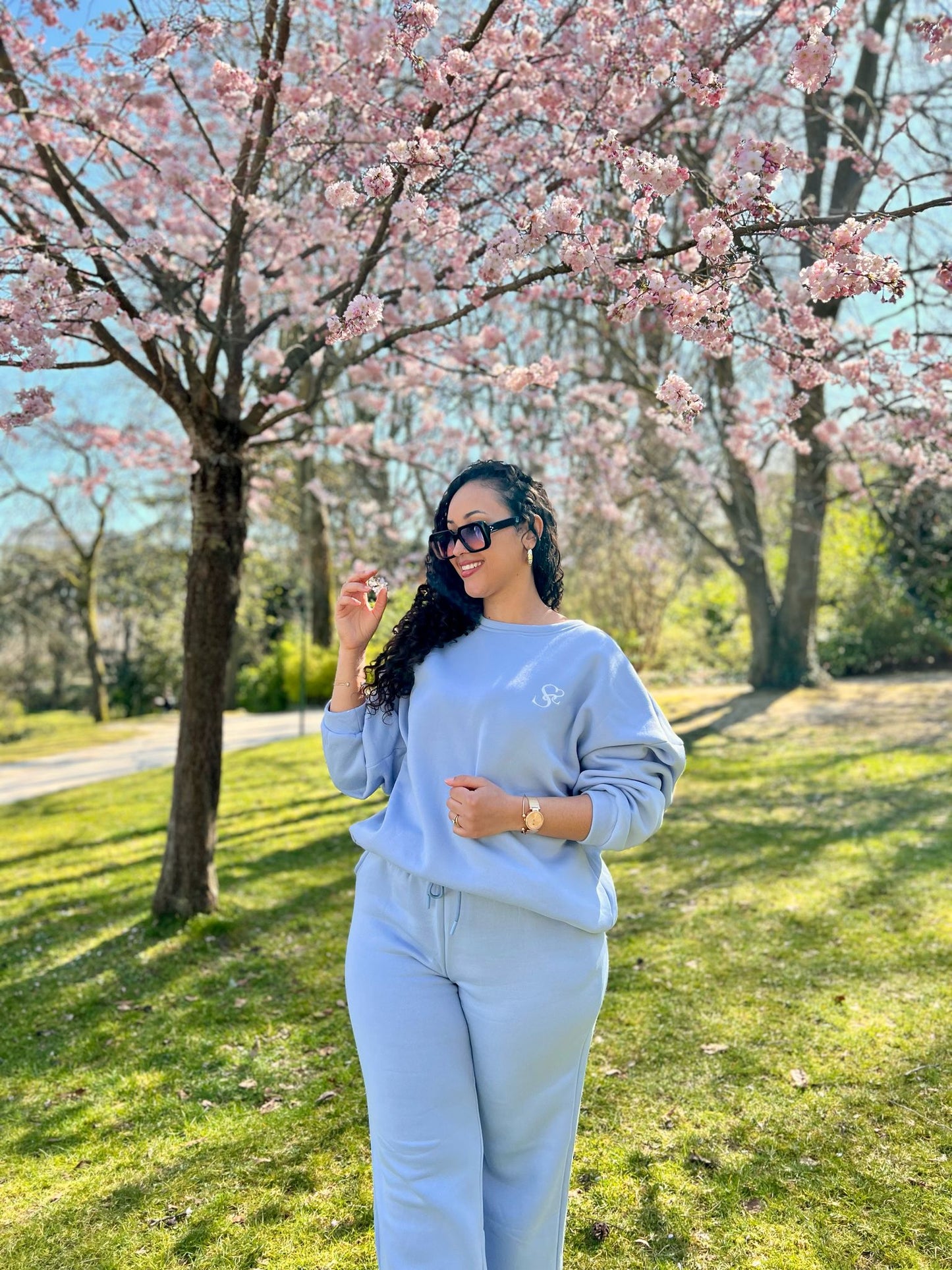 Ensemble de sweat sans capuche bleu et un jogging coupe ample bleu position de face