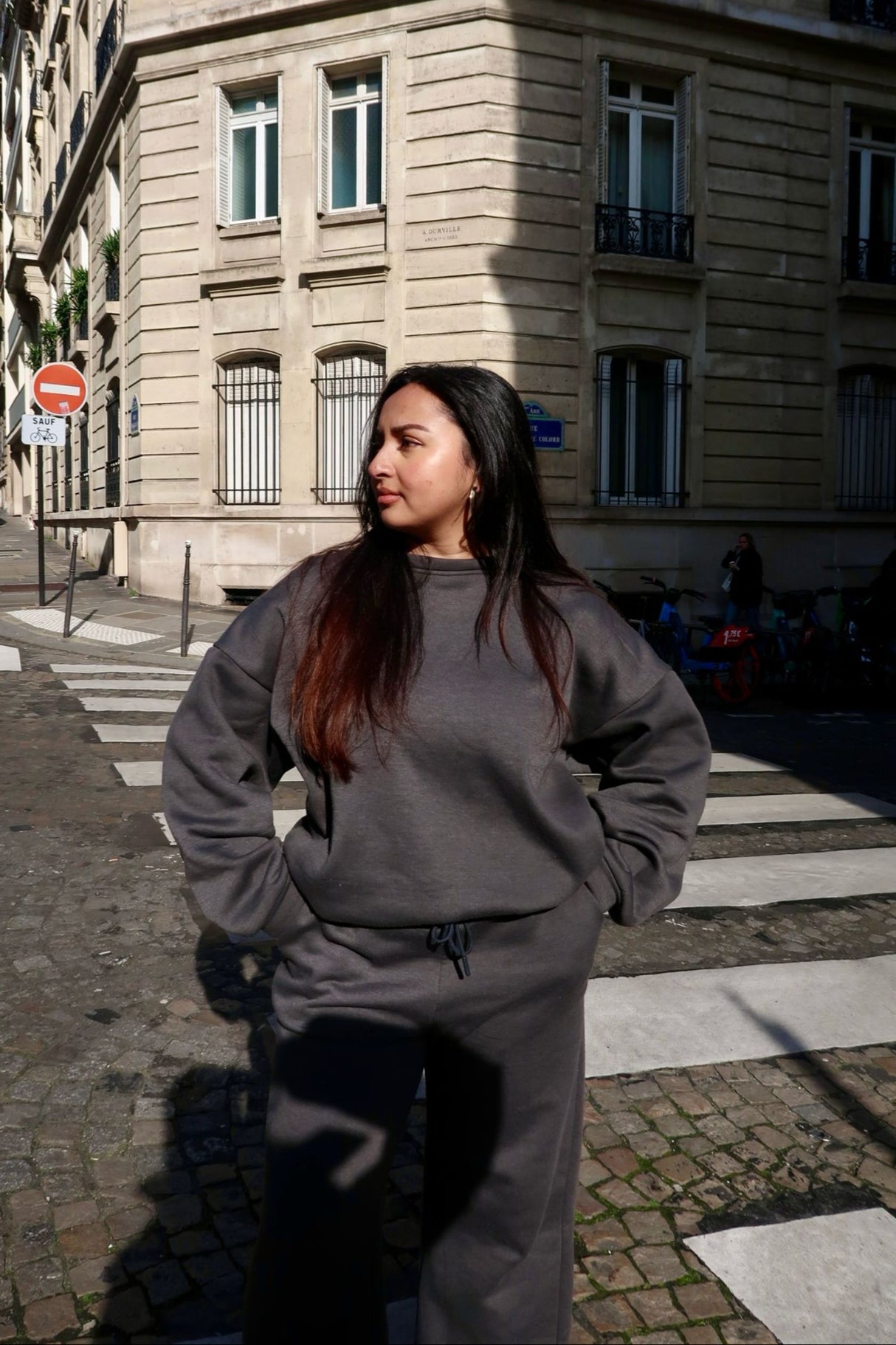 Ensemble de sweat sans capuche gris et un jogging coupe ample gris position de face