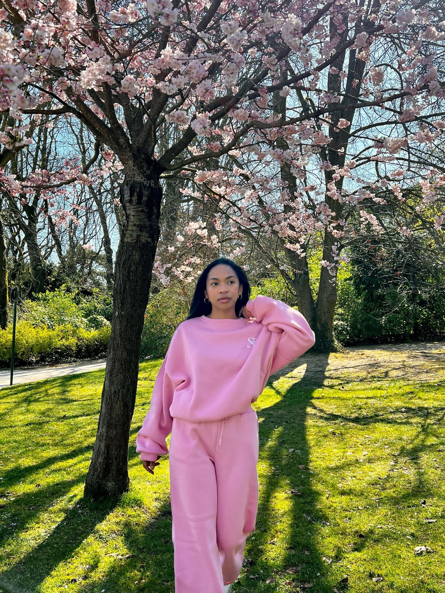 Ensemble de sweat sans capuche rose et un jogging coupe ample rose