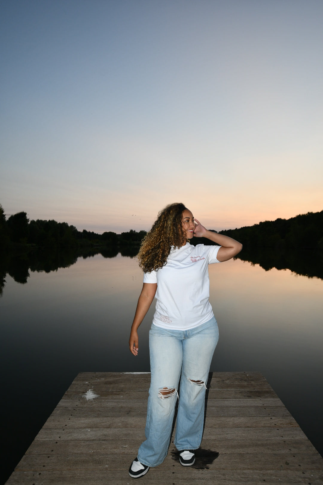 T-shirt blanc unisexe brodé – L'été malgache by Soul & Stitch Club