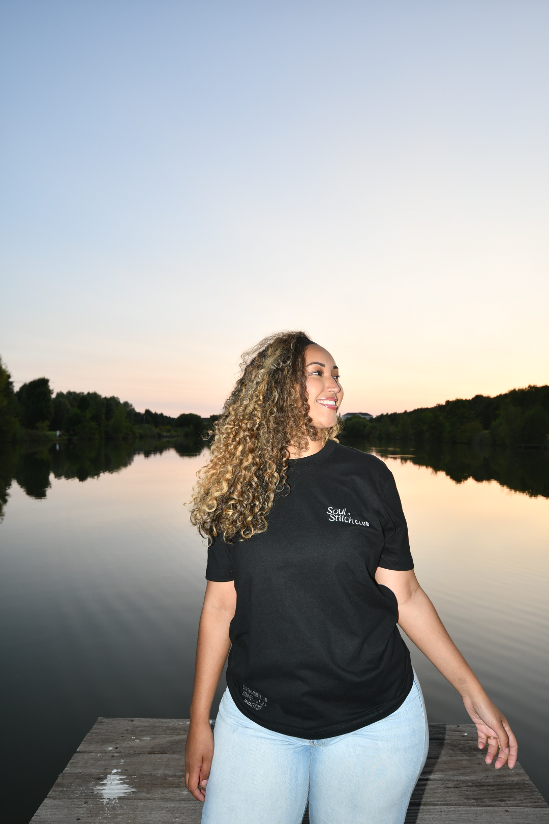 T-shirt blanc unisexe brodé – L'été malgache by Soul & Stitch Club