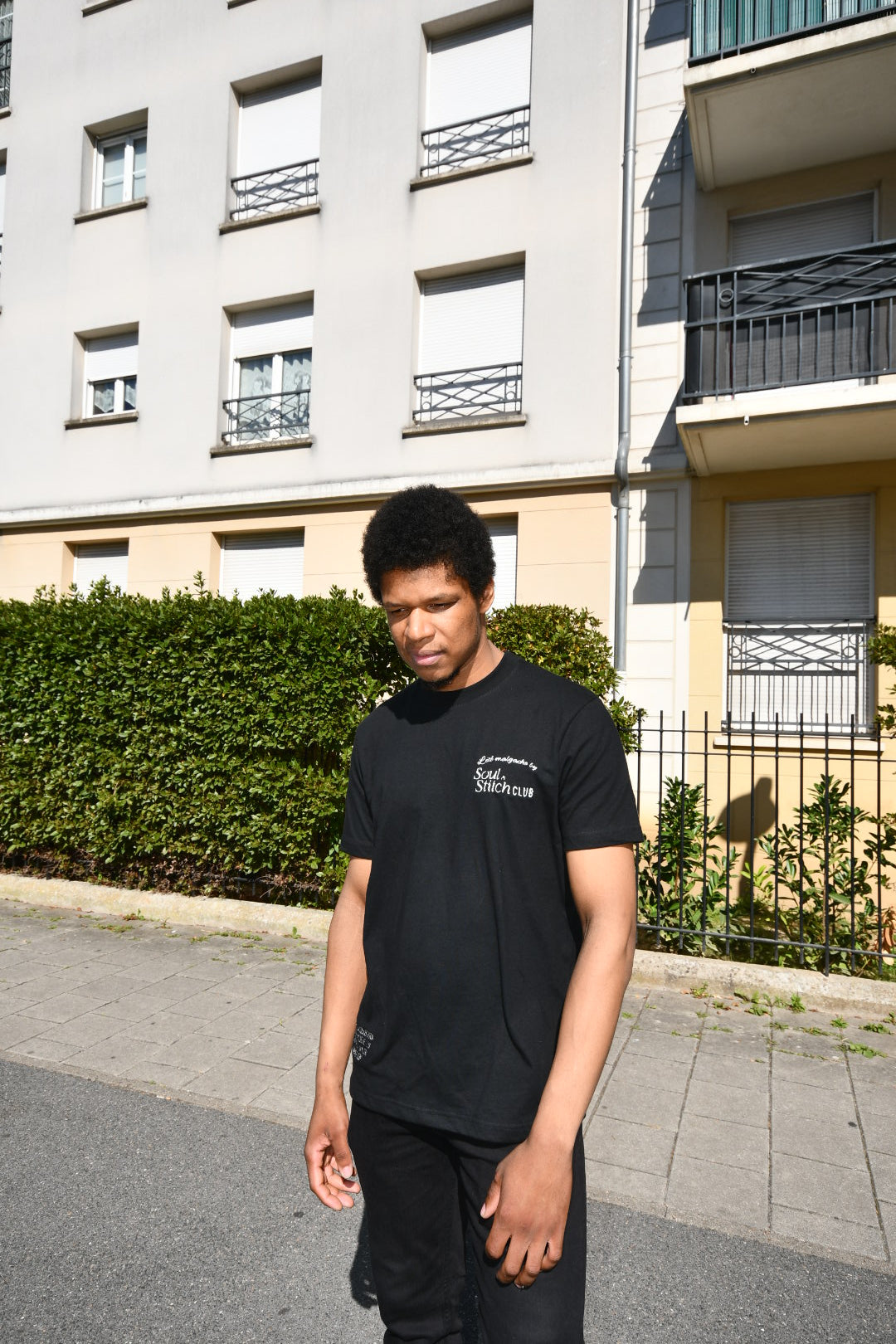 T-shirt blanc unisexe brodé – L'été malgache by Soul & Stitch Club
