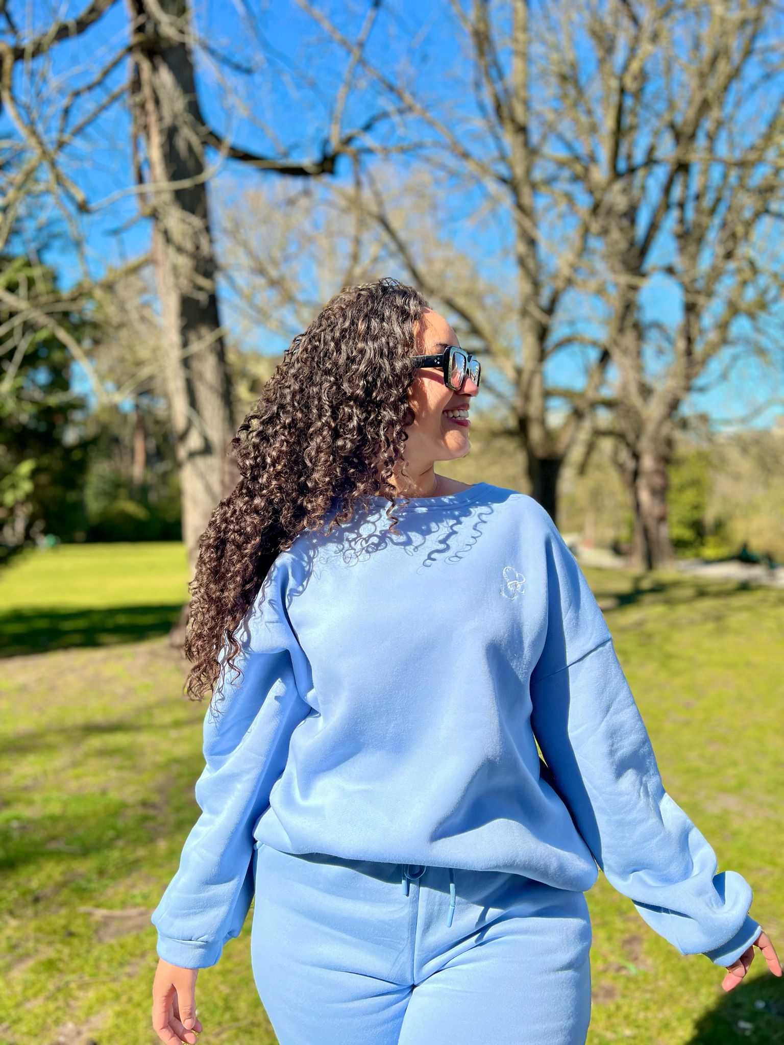 Ensemble bleu sweat sans capuche et jogging coupe ample