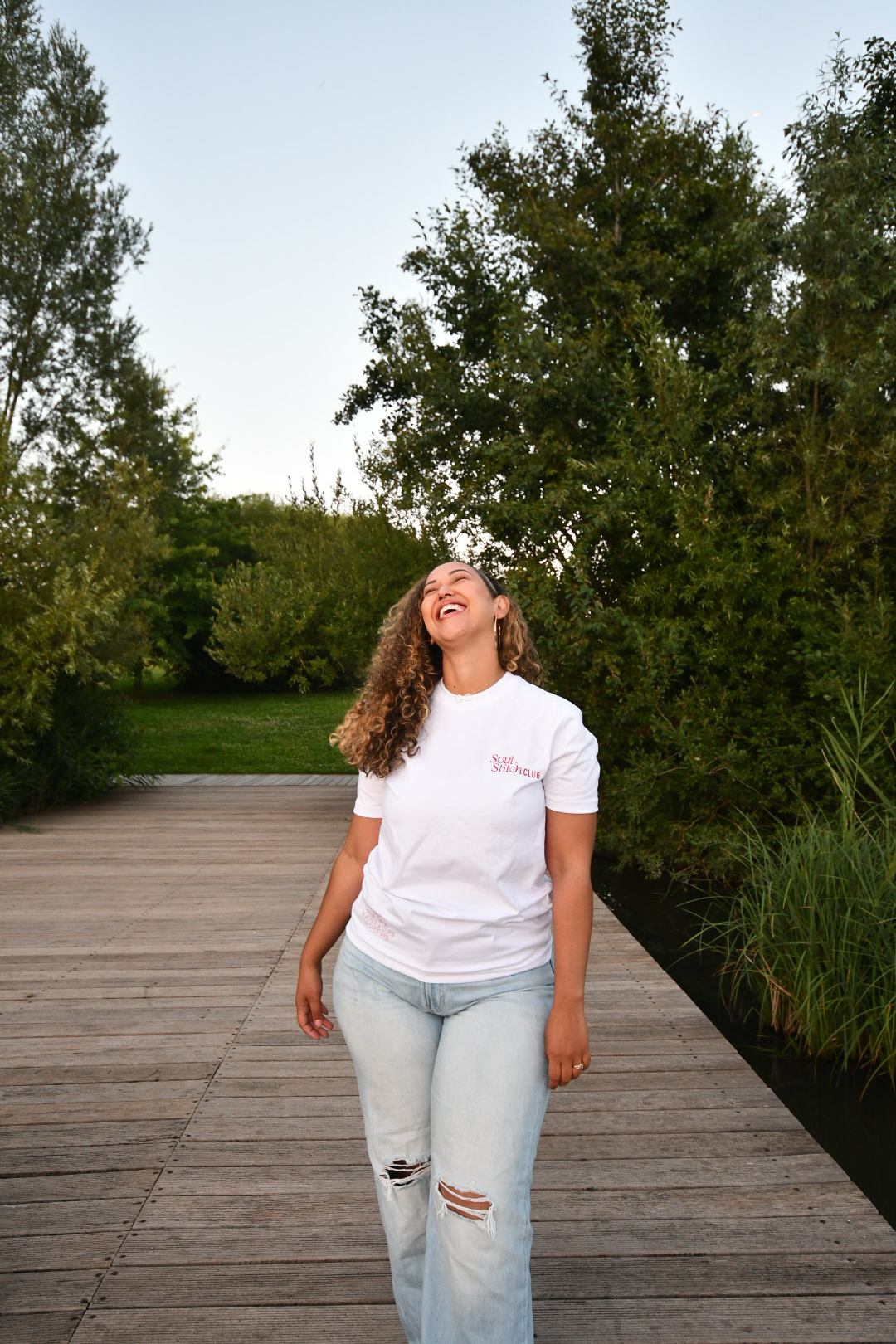 T-shirt blanc unisexe brodé – Soul & Stitch Club