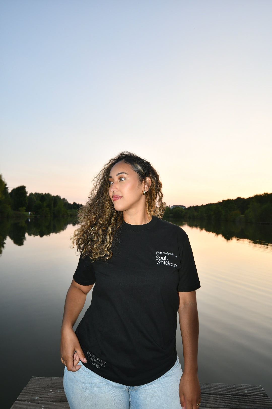 T-shirt noir unisexe brodé – L'été malgache by Soul & Stitch Club